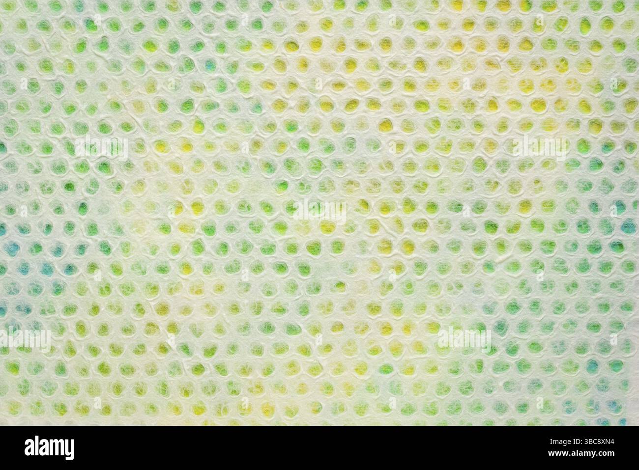 Papier de dentelle blanche avec un motif circulaire contre papier de mûrier marbré de couleur Banque D'Images