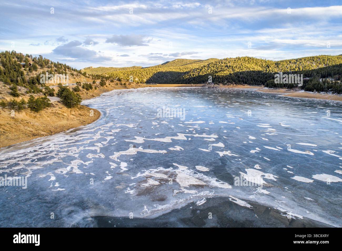 Vue aérienne d'un lac gelé peu profond et d'un barrage dans les montagnes Rocheuses - réservoir Barker près de Nederland, Colorado Banque D'Images