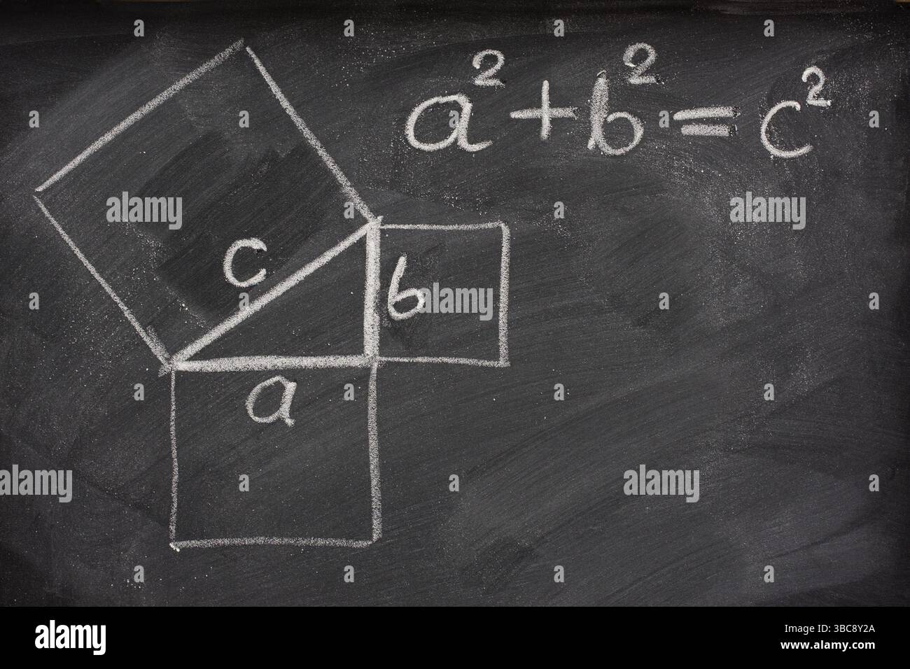 Théorème de Pythagore esquissé à la craie blanche sur un tableau noir Banque D'Images