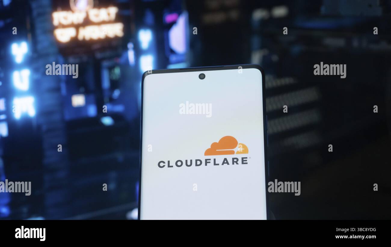 Dhaka, Bangladesh 16 mai 2025 : smartphone avec la page Web de la société américaine de TIC Cloudflare Inc sur l'écran devant le logo de l'entreprise Banque D'Images