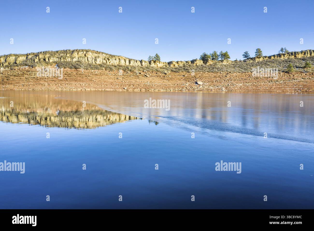 Lac de montagne glacé dans les contreforts du nord du Colorado, paysage typique du début de l'hiver, perspective aérienne Banque D'Images