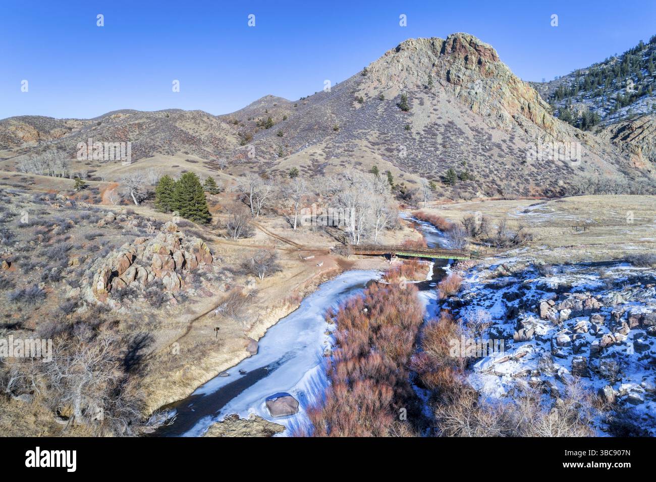 Eagle Rock nid et partiellement congelée embranchement nord de la rivière cache la poudre dans le nord du Colorado à Livermore, près de Fort Collins, l'hiver Banque D'Images