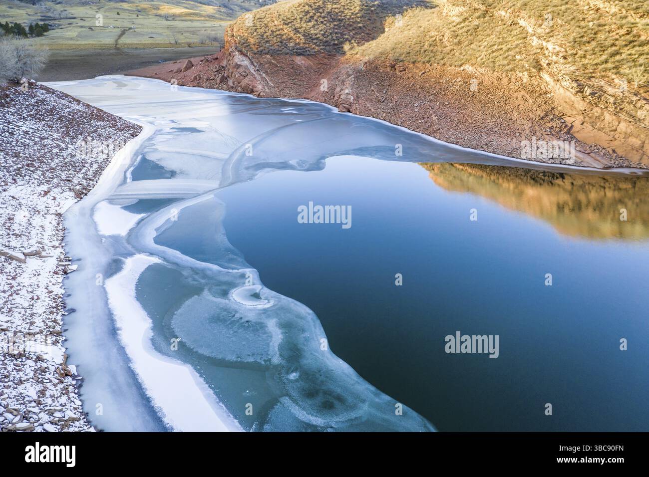 Lac de montagne partiellement gelé dans les contreforts du nord du Colorado - Horsetooth Reservoir Banque D'Images