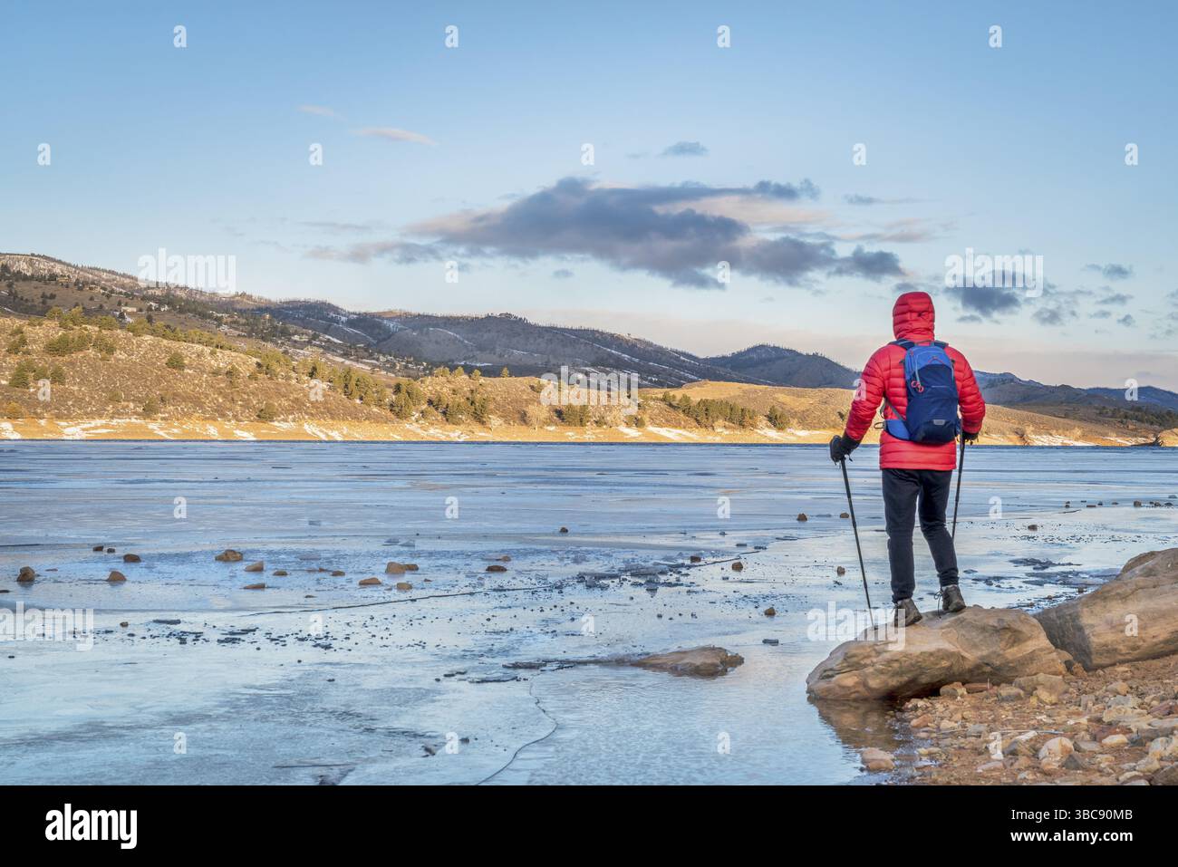 Randonneur mâle sur une rive du réservoir Frozen Horsetooth près de Fort Collins, Colorado - concept de randonnée hivernale Banque D'Images