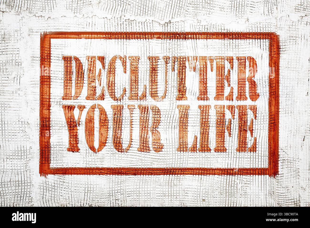 Désencombrez votre vie - signe de style graffiti sur le mur de stuc Banque D'Images