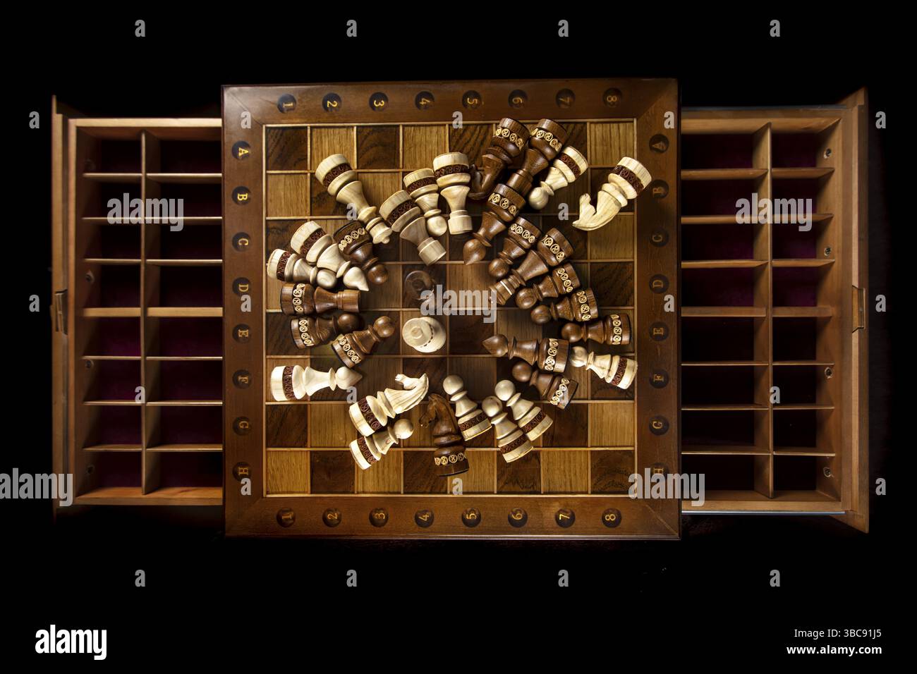 Les pièces d'échecs sont disposées sur un échiquier. Un jeu de puzzle avec des combinaisons délicates qui nécessite planification et réflexion Banque D'Images