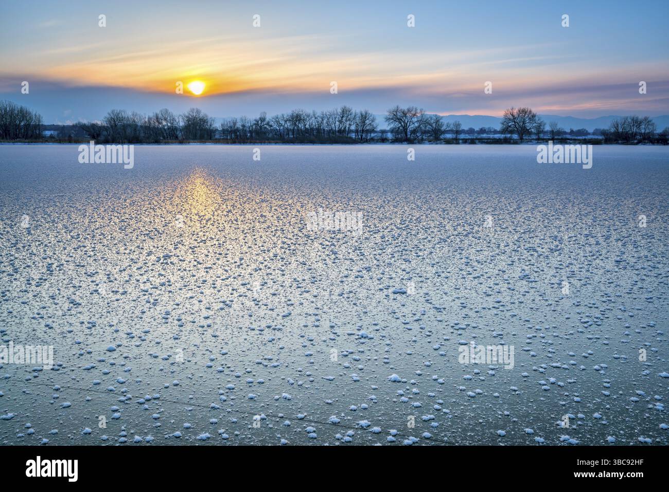 Coucher de soleil d'hiver sur le lac gelé et les montagnes Rocheuses dans le nord du Colorado Banque D'Images