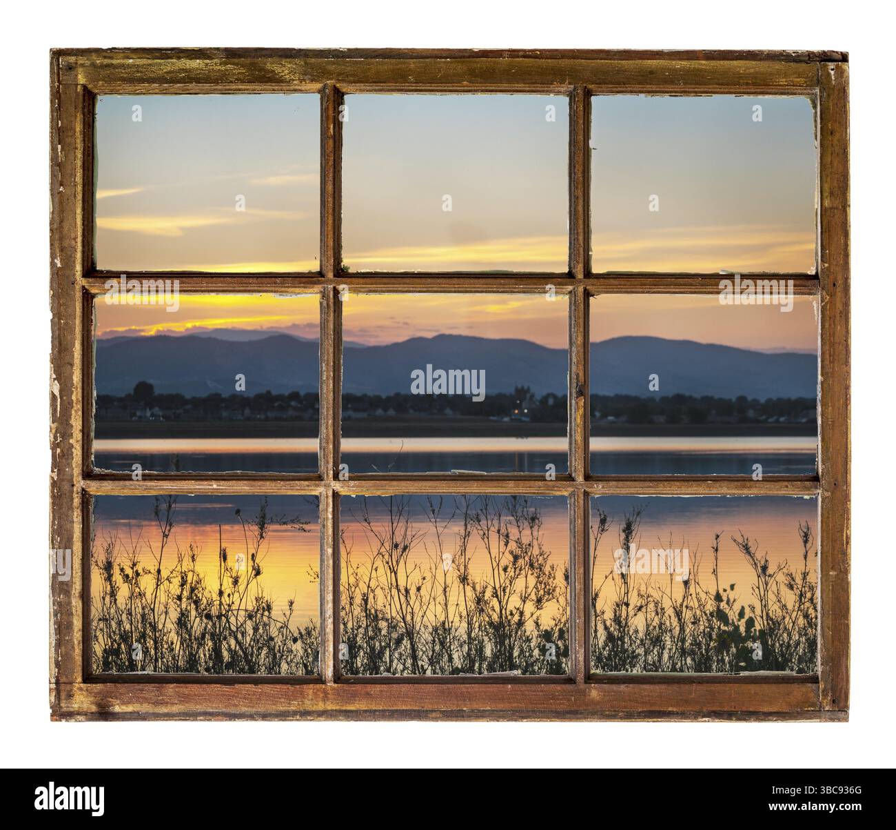 Coucher de soleil sur les fronts chaîne des montagnes Rocheuses avec l'un des nombreux lacs dans le nord du Colorado comme vu à travers vintage, grunge, fenêtre à guillotine avec sale gl Banque D'Images