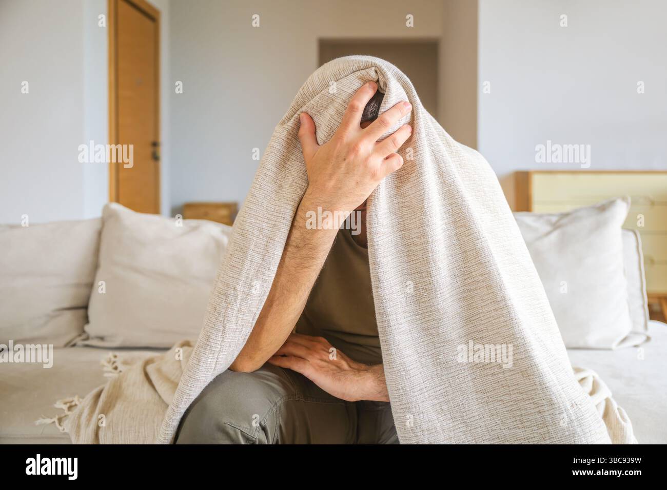 Homme avec des symptômes de gueule de bois après avoir été ivre la nuit dernière, alcoolisme et concept de dépendance, focalisation sélective Banque D'Images