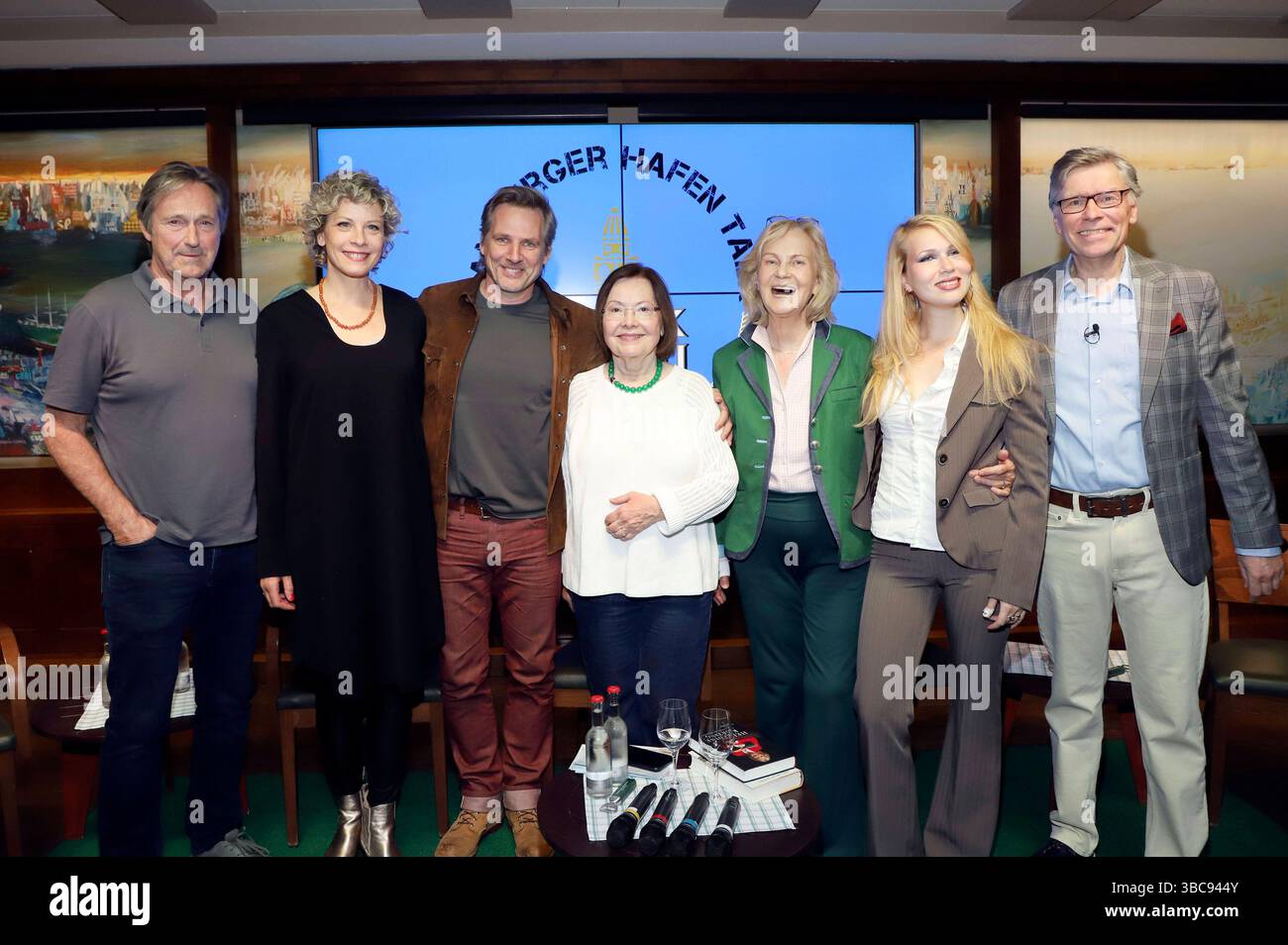 Helmut Zierl, Anna Schäfer, Rene Steinke, Herma Koehn, Heikedine Körting, Alexandra Rotmann und Thorsten Laussch beim 14. Hamburger Hafen Talk im Blockbräu. Hambourg, 18.05.2025 *** Helmut Zierl, Anna Schäfer, Rene Steinke, Herma Koehn, Heikedine Körting, Alexandra Rotmann et Thorsten Laussch au 14 Hamburger Hafen Talk at Blockbräu Hamburg, 18 05 2025 Foto :xgbrcix/xFuturexImagex hafentalk_5536 Banque D'Images