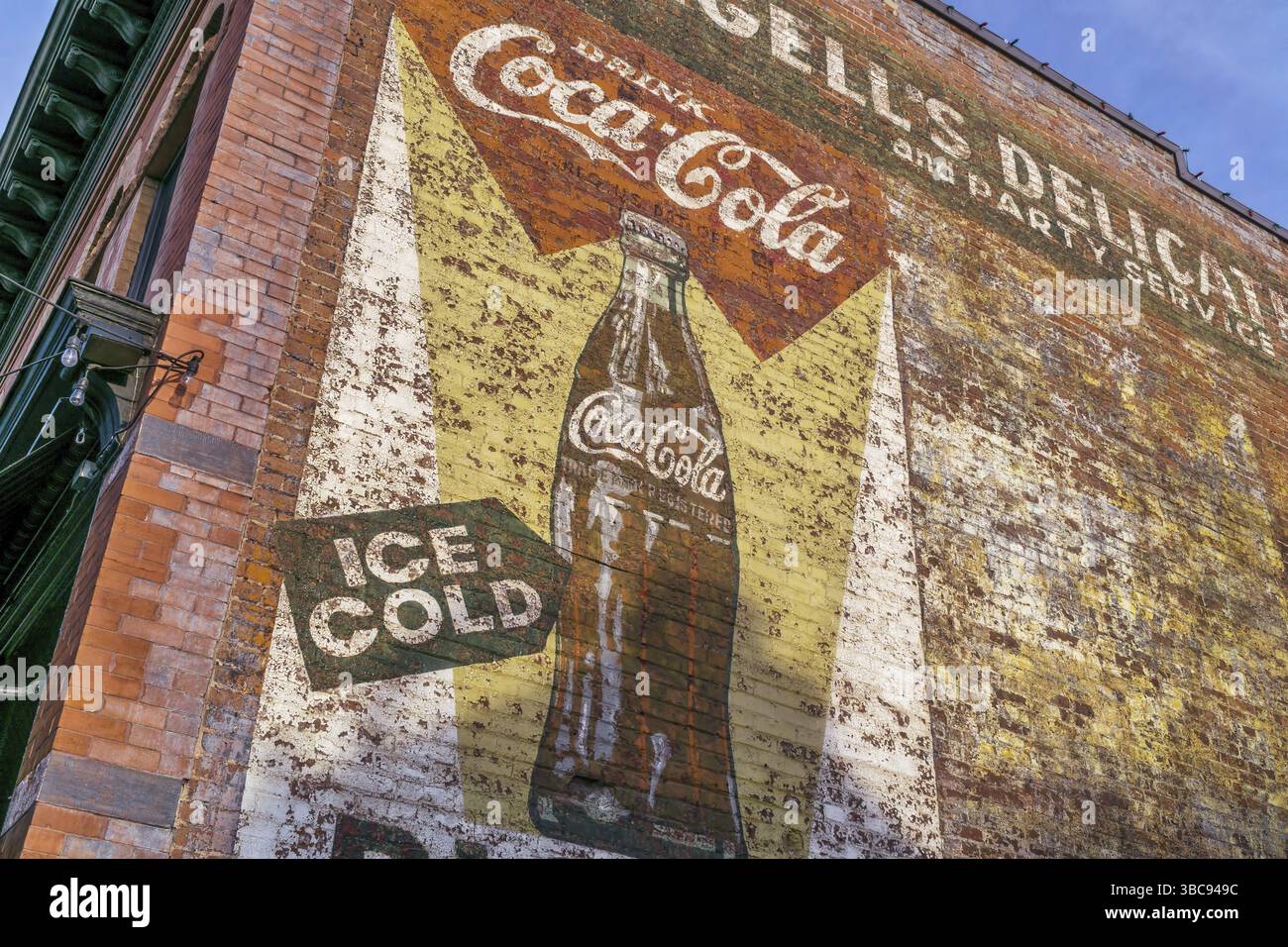 FORT COLLINS, CO, États-Unis, 30 AOÛT 2015 : une publicité vintage pour Coca-Cola - une peinture murale fanée sur un mur de bâtiment dans la vieille ville de Fort Collins, en Amérique du Nord Banque D'Images