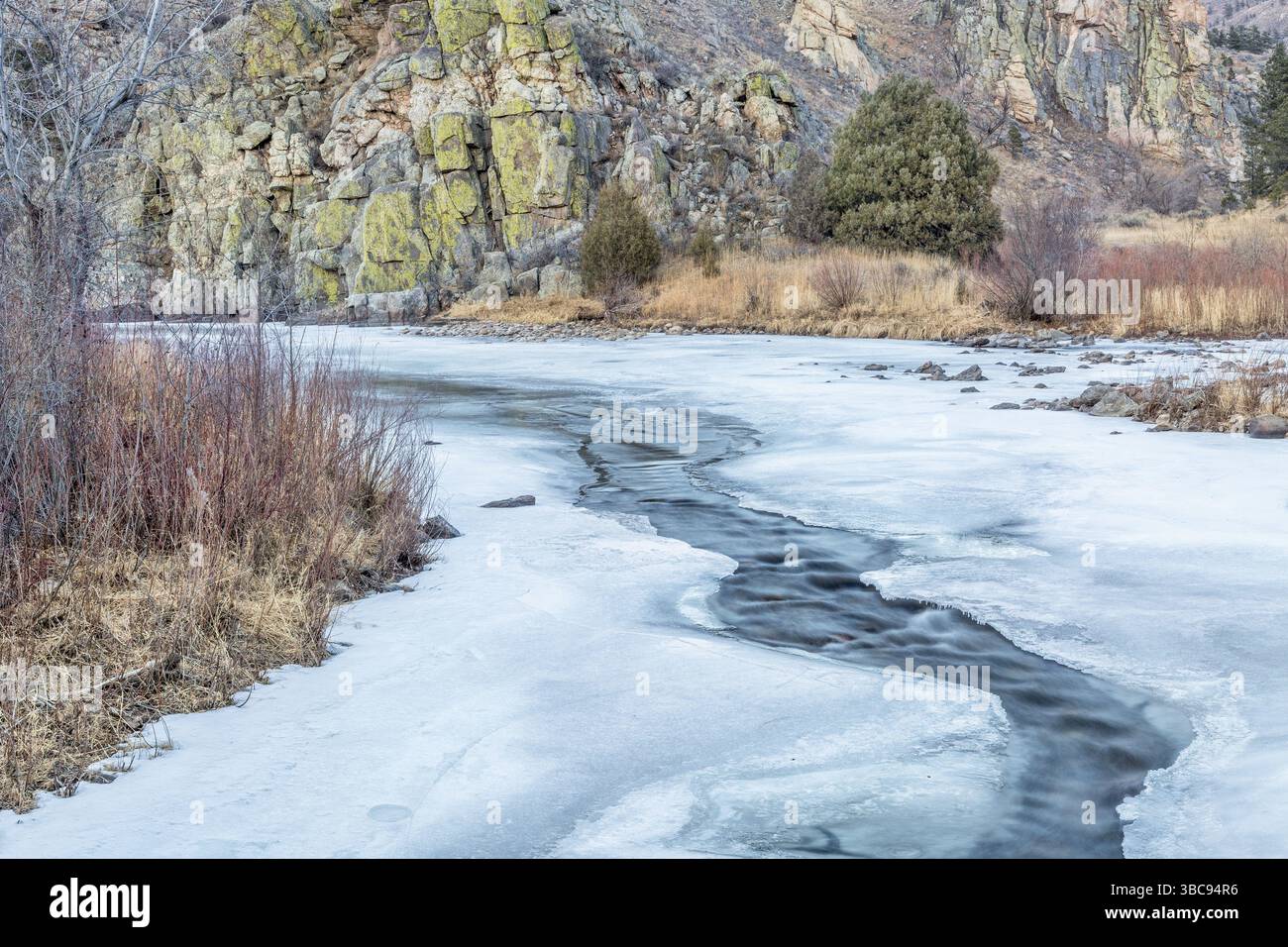 La Poudre cache dans la rivière paysage d'hiver, aire naturelle de la passerelle près de Fort Collins, Colorado Banque D'Images