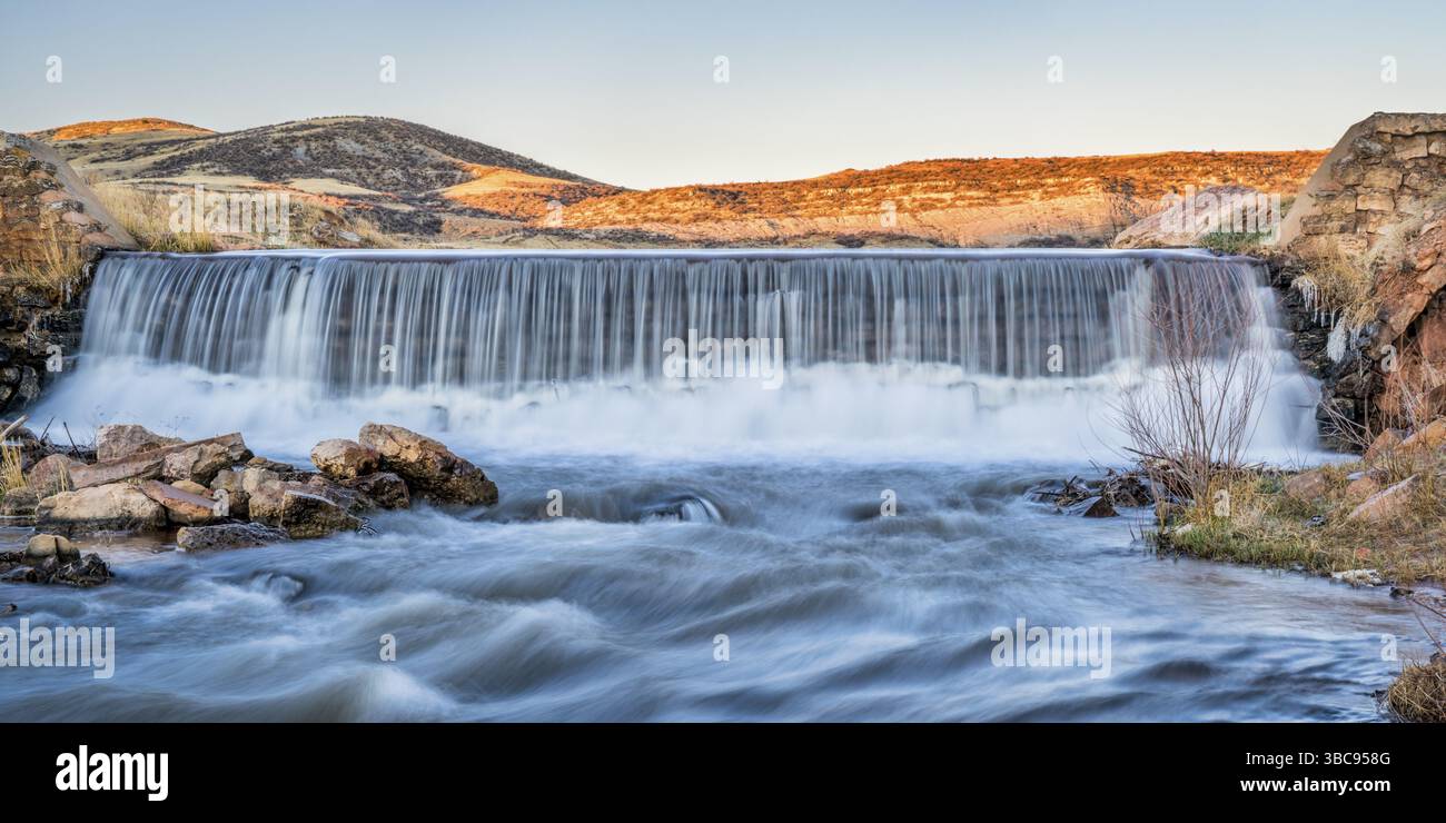 Eau en cascade au-dessus d'un barrage de dérivation dans les contreforts du Colorado Banque D'Images