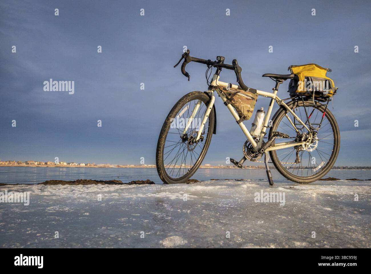 Cyclisme, tourisme ou déplacements en hiver - vélo sur une rive glacée d'un lac, parc national de Boyd Lake dans le nord du Colorado Banque D'Images