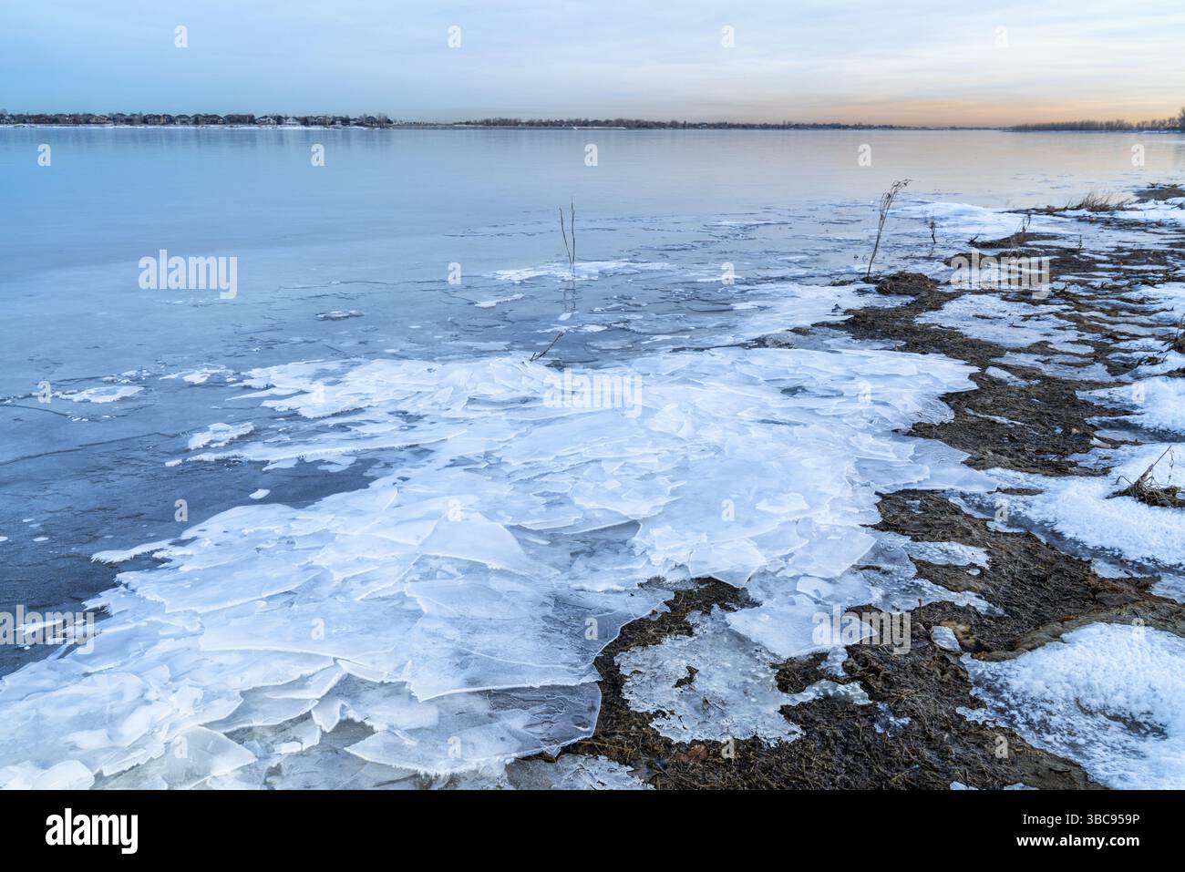 Crépuscule sur le lac gelé dans le nord du Colorado - paysage hivernal du parc d'État de Boyd Lake Banque D'Images