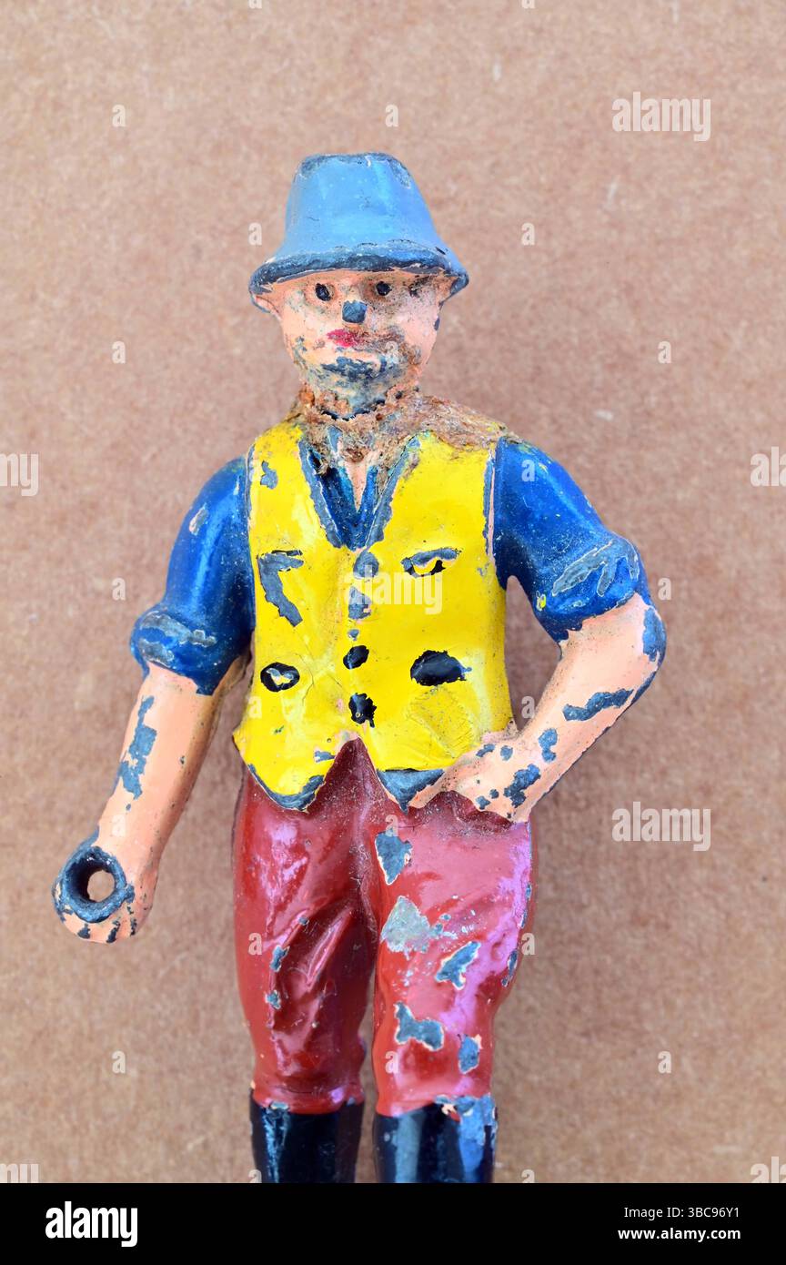 Modèle de plomb vintage rayé d'un agriculteur ou d'un ouvrier agricole ou d'un laboourer portant un gilet jaune Banque D'Images Modèle de plomb vintage rayé d'un agriculteur ou d'un ouvrier agricole ou d'un laboourer portant un gilet jaune Banque D'Images