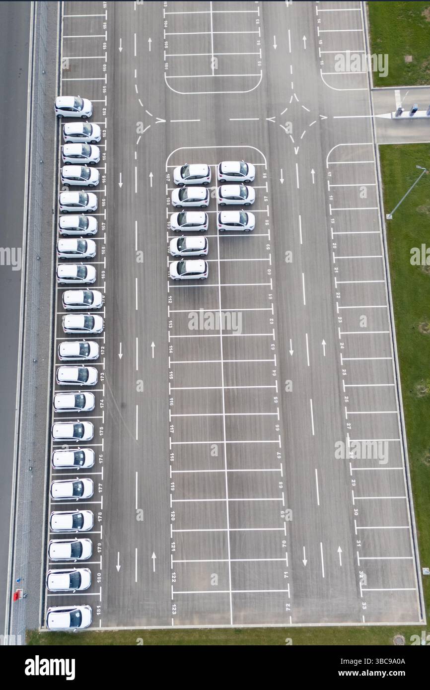 Parc de véhicules de merchandising stationnés à côté d'un centre logistique. Vue aérienne. Banque D'Images