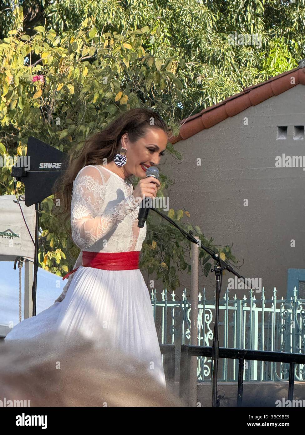 La chanteuse Misha Larkin monte sur scène au WeHo Mishka Festival à West Hollywood, Californie, le 18 mai. Le festival s’inscrit dans le cadre de la reconnaissance annuelle du mois du patrimoine culturel communautaire russophone par la ville de West Hollywood, qui honore les traditions, les langues et les identités vibrantes des immigrants de l’ancienne Union soviétique. Larkin a livré une performance sincère qui mêle son contemporain et racines culturelles, contribuant à une joyeuse célébration de la communauté et de la diversité. Banque D'Images