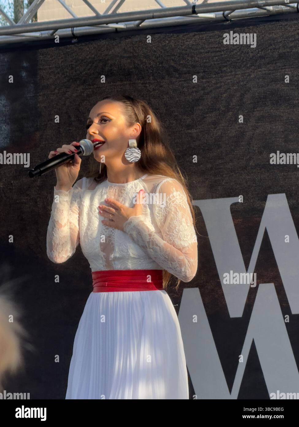La chanteuse Misha Larkin monte sur scène au WeHo Mishka Festival à West Hollywood, Californie, le 18 mai. Le festival s’inscrit dans le cadre de la reconnaissance annuelle du mois du patrimoine culturel communautaire russophone par la ville de West Hollywood, qui honore les traditions, les langues et les identités vibrantes des immigrants de l’ancienne Union soviétique. Larkin a livré une performance sincère qui mêle son contemporain et racines culturelles, contribuant à une joyeuse célébration de la communauté et de la diversité. Banque D'Images