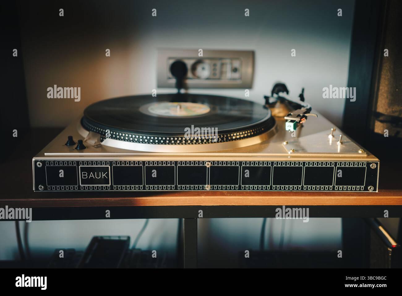 Belgrade, Serbie - 14 mai 2025 : Détails d'un tourne-disque moderne sur la table, une lumière intéressante sur le côté. Banque D'Images