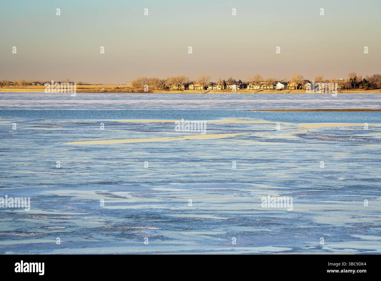 Crépuscule sur l'hiver gelé Boyd Lake dans le nord du Colorado Banque D'Images