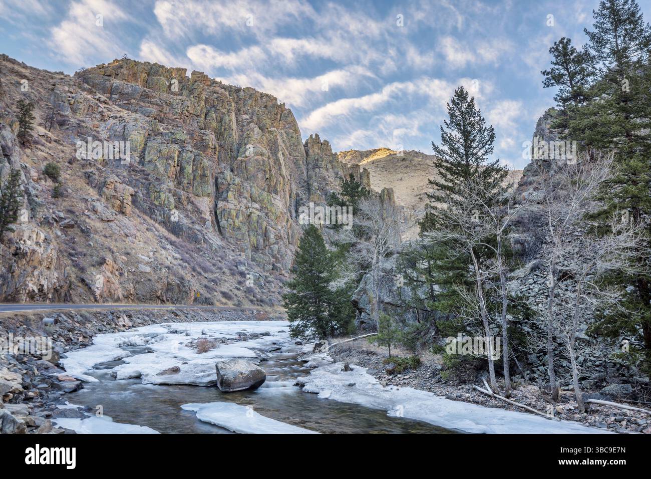 Rivière cache la poudre à Little Narrows à l'ouest de Fort Collins, Colorado - paysage hivernal Banque D'Images