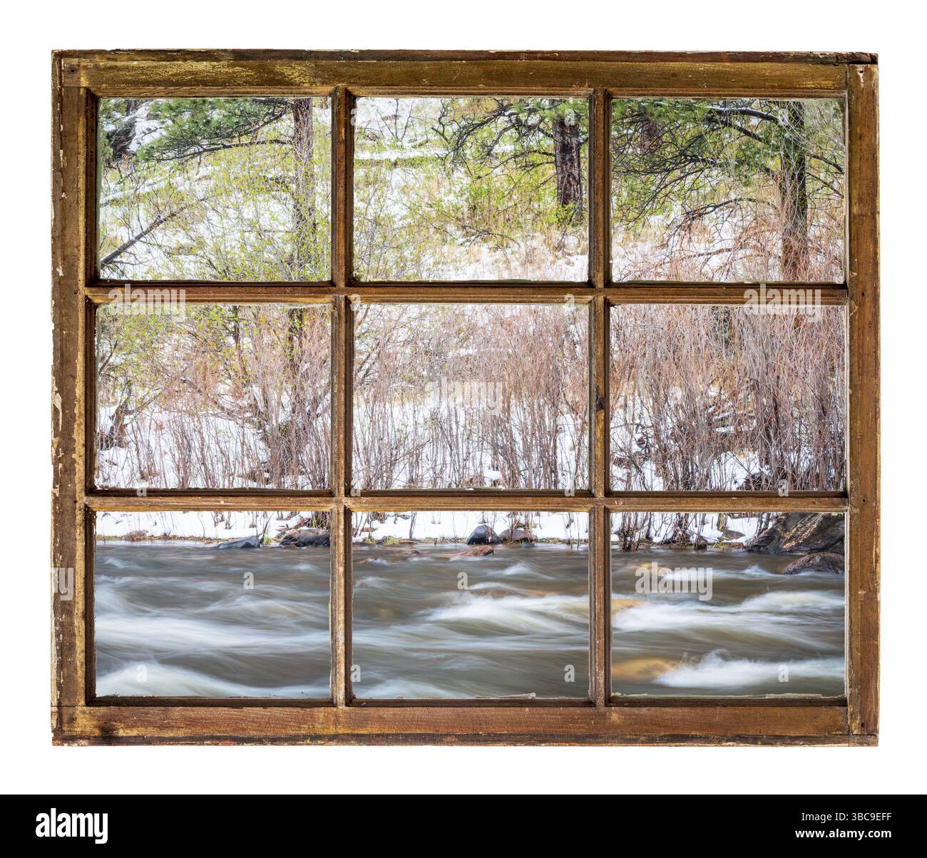 Rivière de montagne au début du printemps comme vu à travers une fenêtre à guillotine vintage Banque D'Images