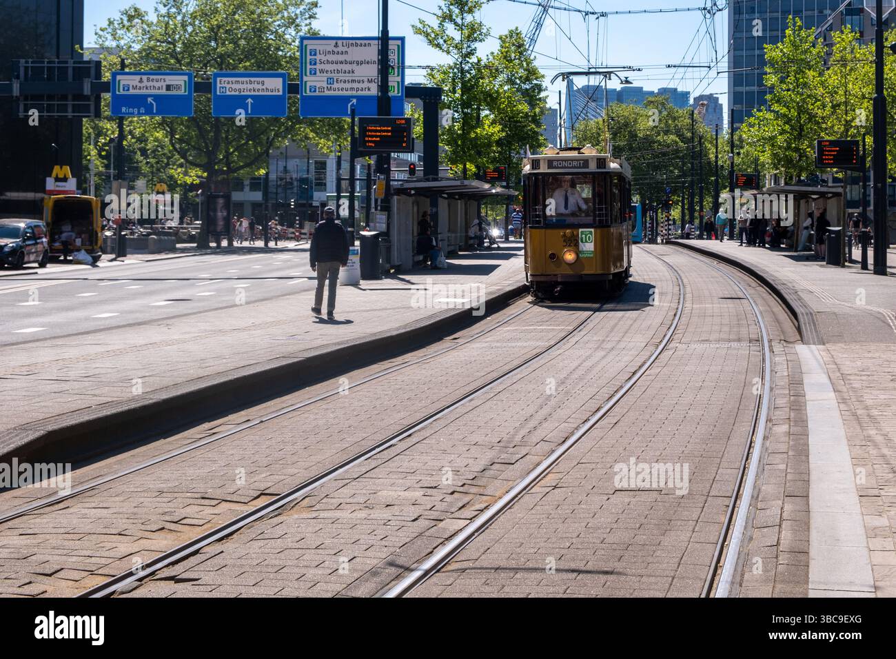 Rotterdam Hollande. 10 mai 2025. Tram en centre-ville, transports en commun en centre-ville, journée ensoleillée. Pays-Bas Banque D'Images