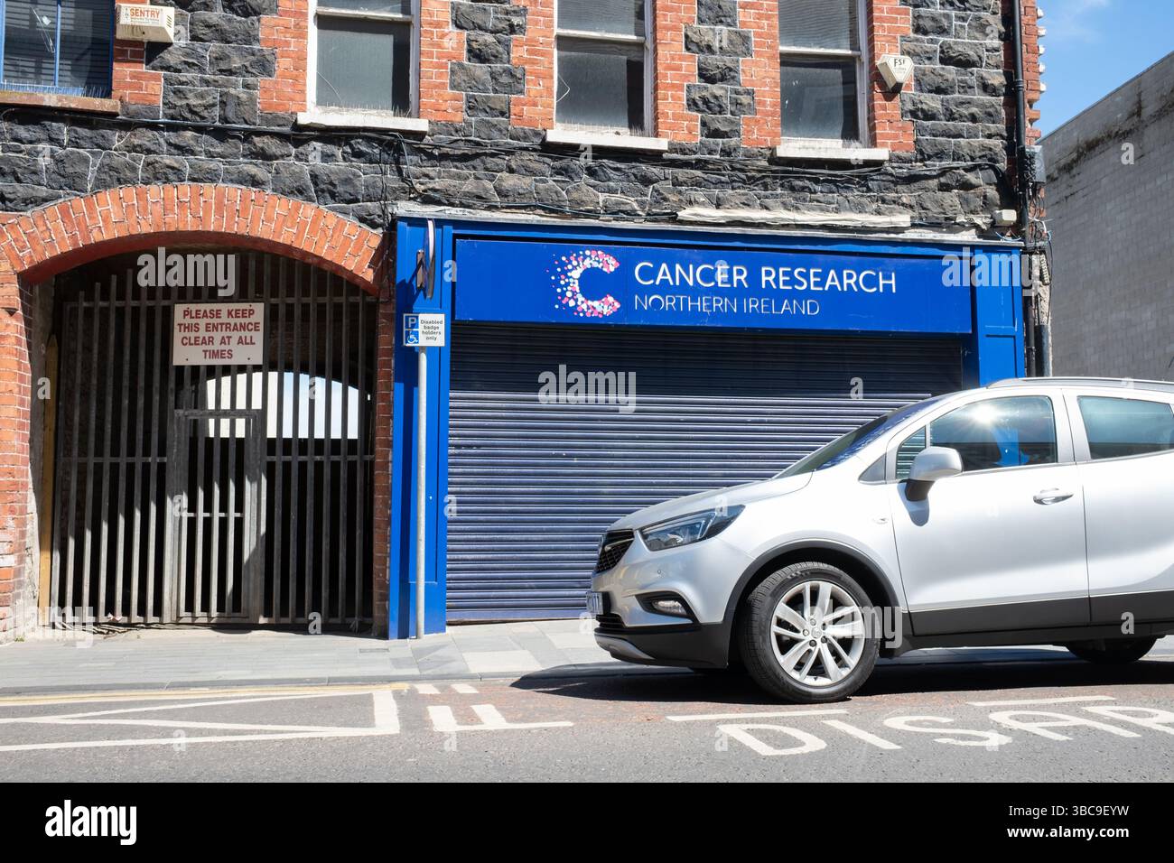 Ballymena, Irlande du Nord - 18 mai 2025 : cancer Research Northern Ireland Charity Shop, Branch, Research Health Generosity, Giving Banque D'Images