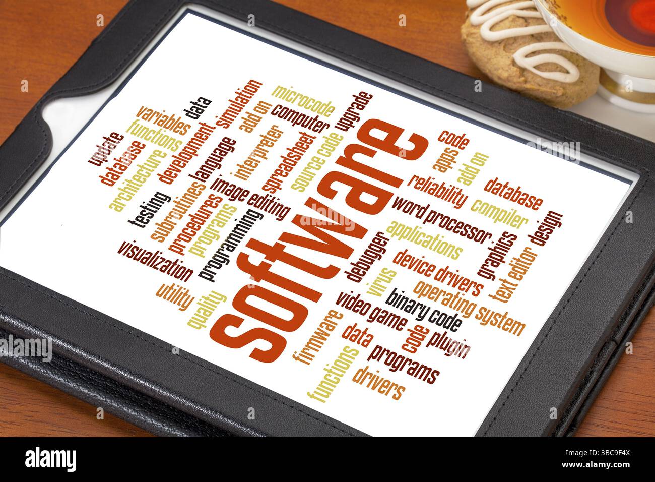 Logiciel et programme informatique nuage de mots sur une tablette numérique avec une tasse de thé Banque D'Images