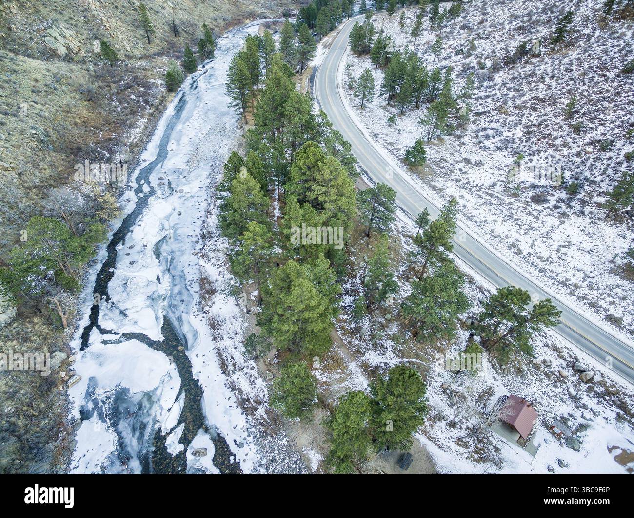Vue aérienne de la rivière cache la poudre à Diamond Rock à l'ouest de Fort Collins dans le nord du Colorado - paysage hivernal avec une rivière partiellement gelée et colo Banque D'Images