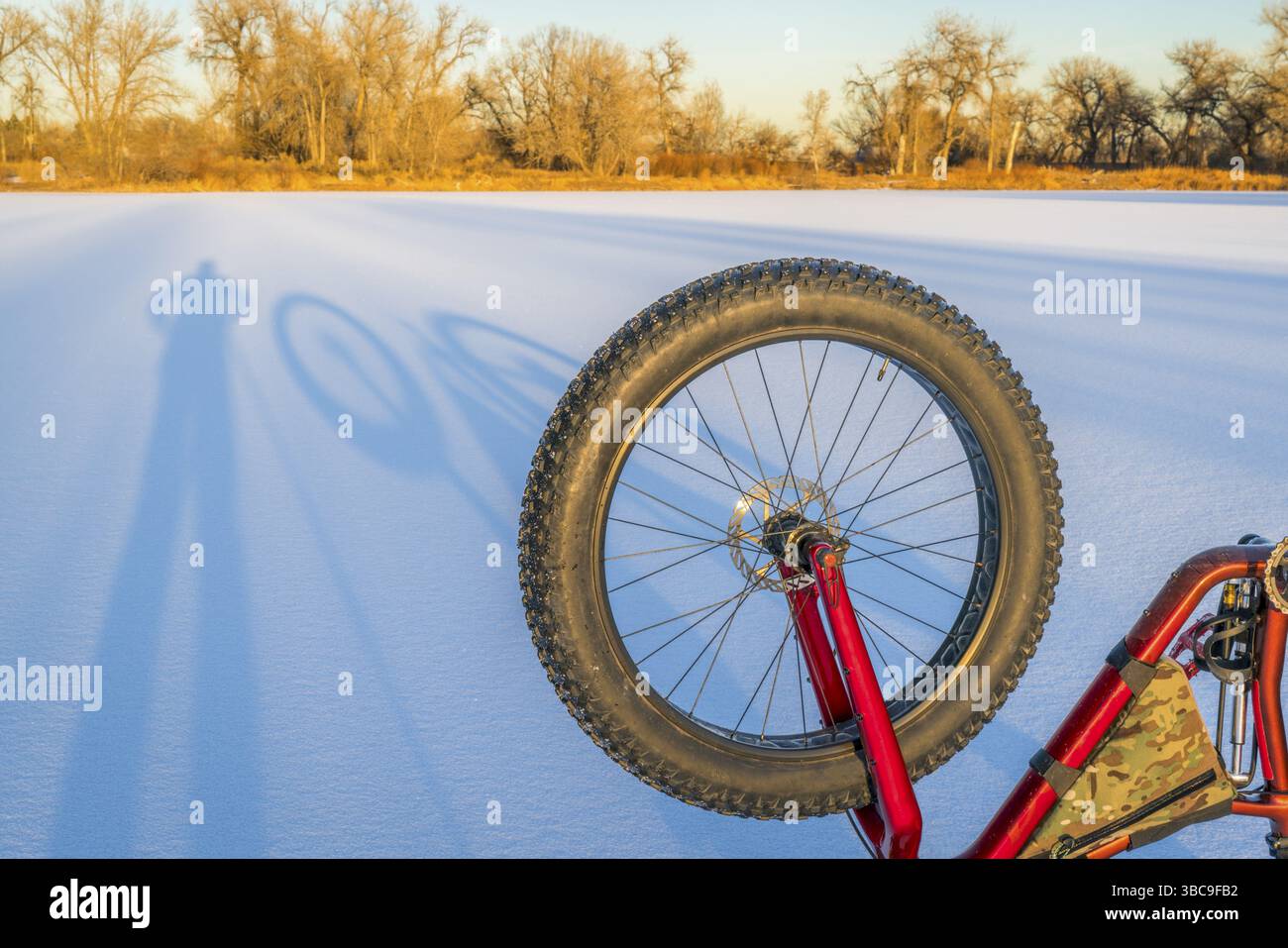 FAT bike et ombres sur un lac gelé dans le nord du Colorado Banque D'Images