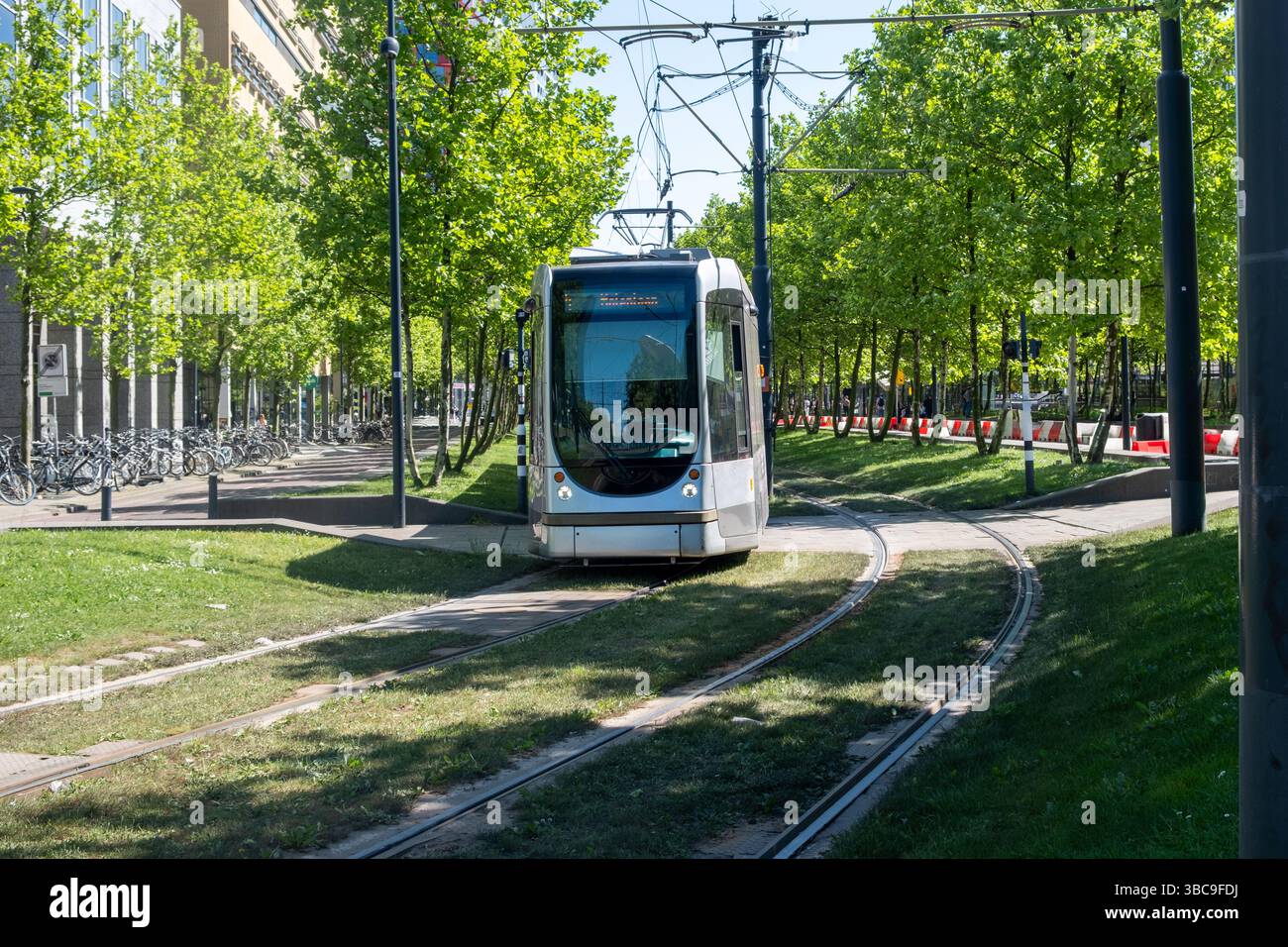 Tram dans la ville de Rotterdam, transports en commun dans la ville, journée ensoleillée aux pays-Bas Hollande Banque D'Images