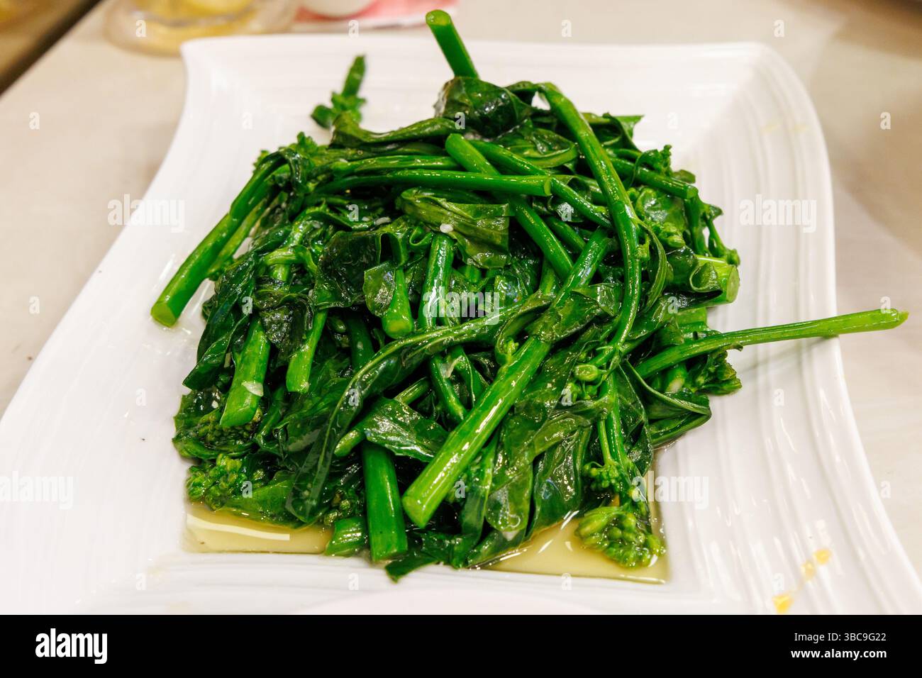Assiette de gai lan, ou brocoli chinois, servie dans un restaurant chinois à Singapour Banque D'Images