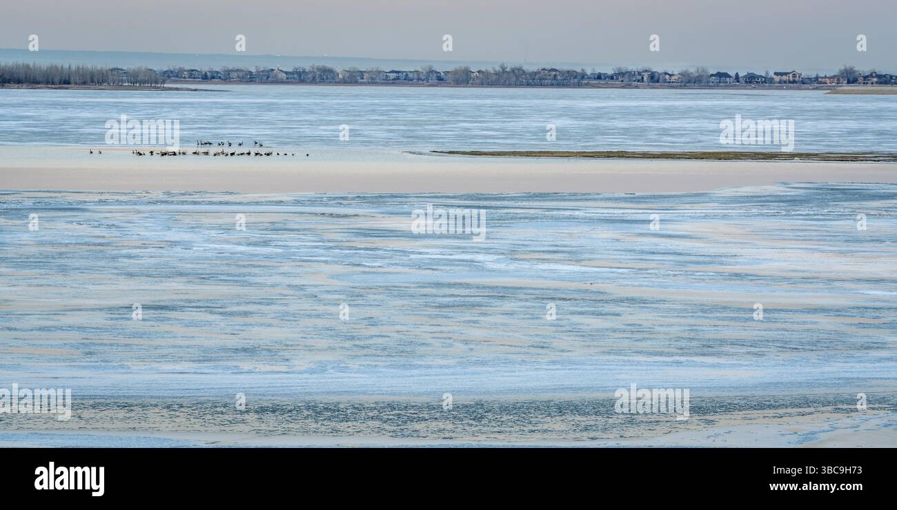 Crépuscule sur l'hiver gelé Boyd Lake dans le nord du Colorado Banque D'Images