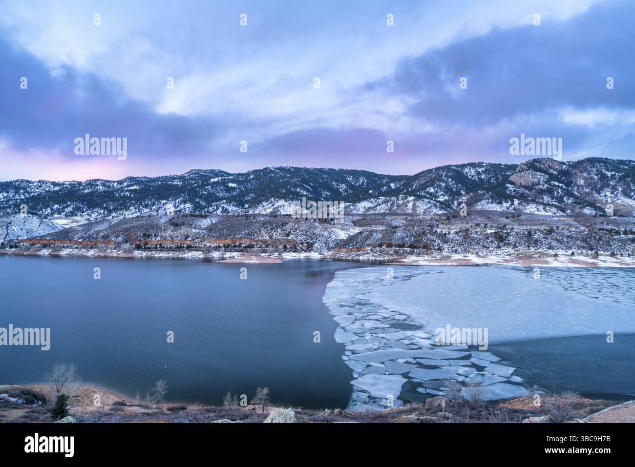 Aube hivernale sur le lac de montagne partiellement gelé - réservoir Horestooth près de Fort Collins dans le nord du Colorado, paysage hivernal avant le lever du soleil Banque D'Images