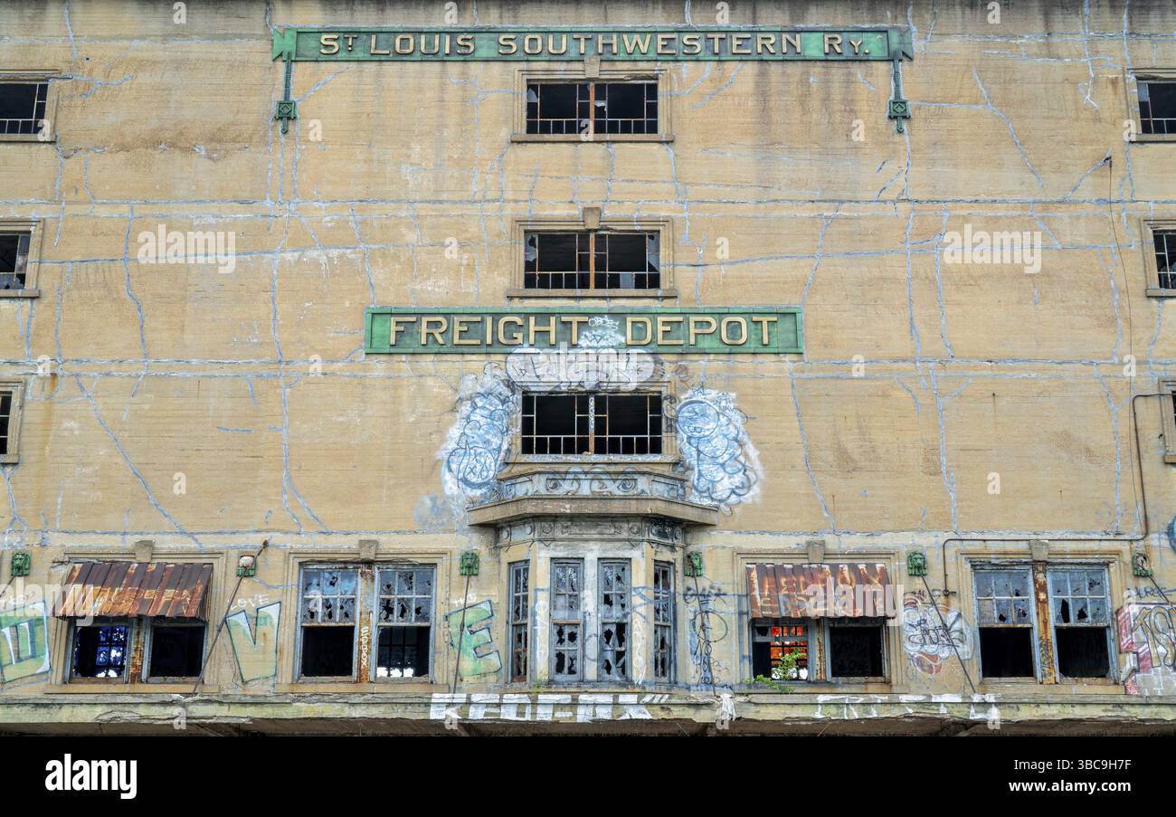 St Louis, MO, USA - 28 juillet 2018 : Depot de fret abandonné Cotton Belt route -un détail du mur avant au-dessus de l'entrée du bureau Banque D'Images