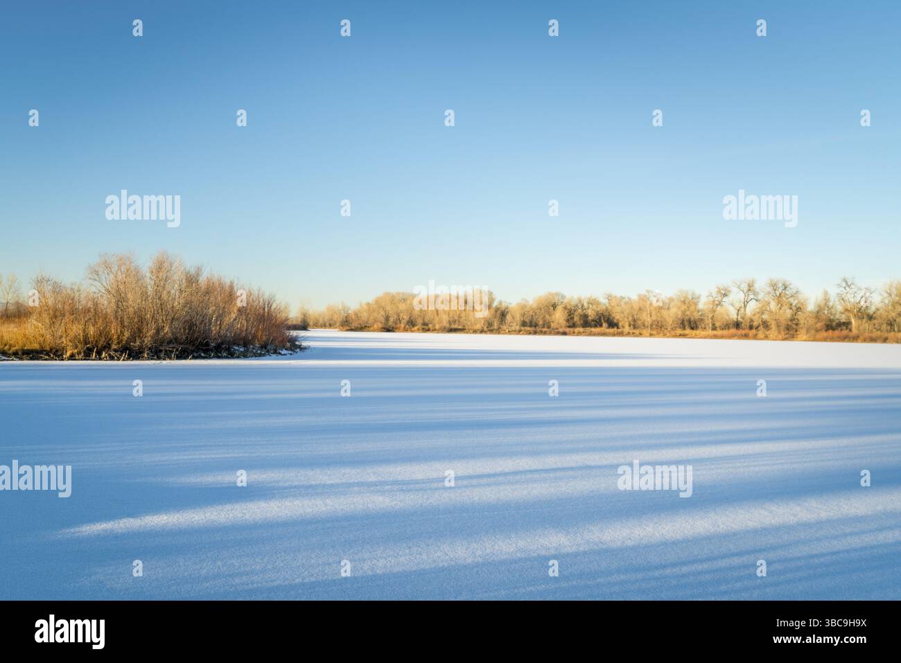 Lac gelé avec le long des ombres du coucher du soleil, Fort Collins dans le nord du Colorado Banque D'Images