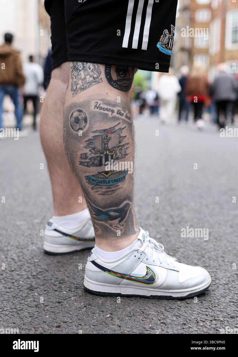 Londres, Royaume-Uni. 18 mai 2025. Un tatouage des fans de Newcastle lors du match Arsenal vs Newcastle United premier League à l'Emirates Stadium de Londres. Le crédit photo devrait se lire comme suit : David Klein/Sportimage crédit : Sportimage Ltd/Alamy Live News Banque D'Images