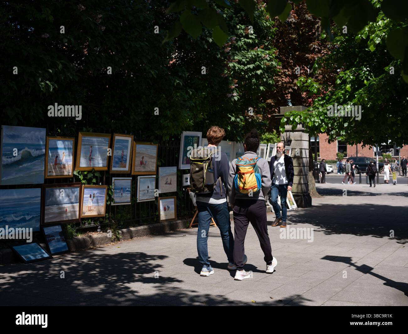Une exposition d'art à vendre à l'extérieur de St Stpehens Green dans la ville de Dublin, en Irlande, par un groupe appelé The Peoples Art. Banque D'Images