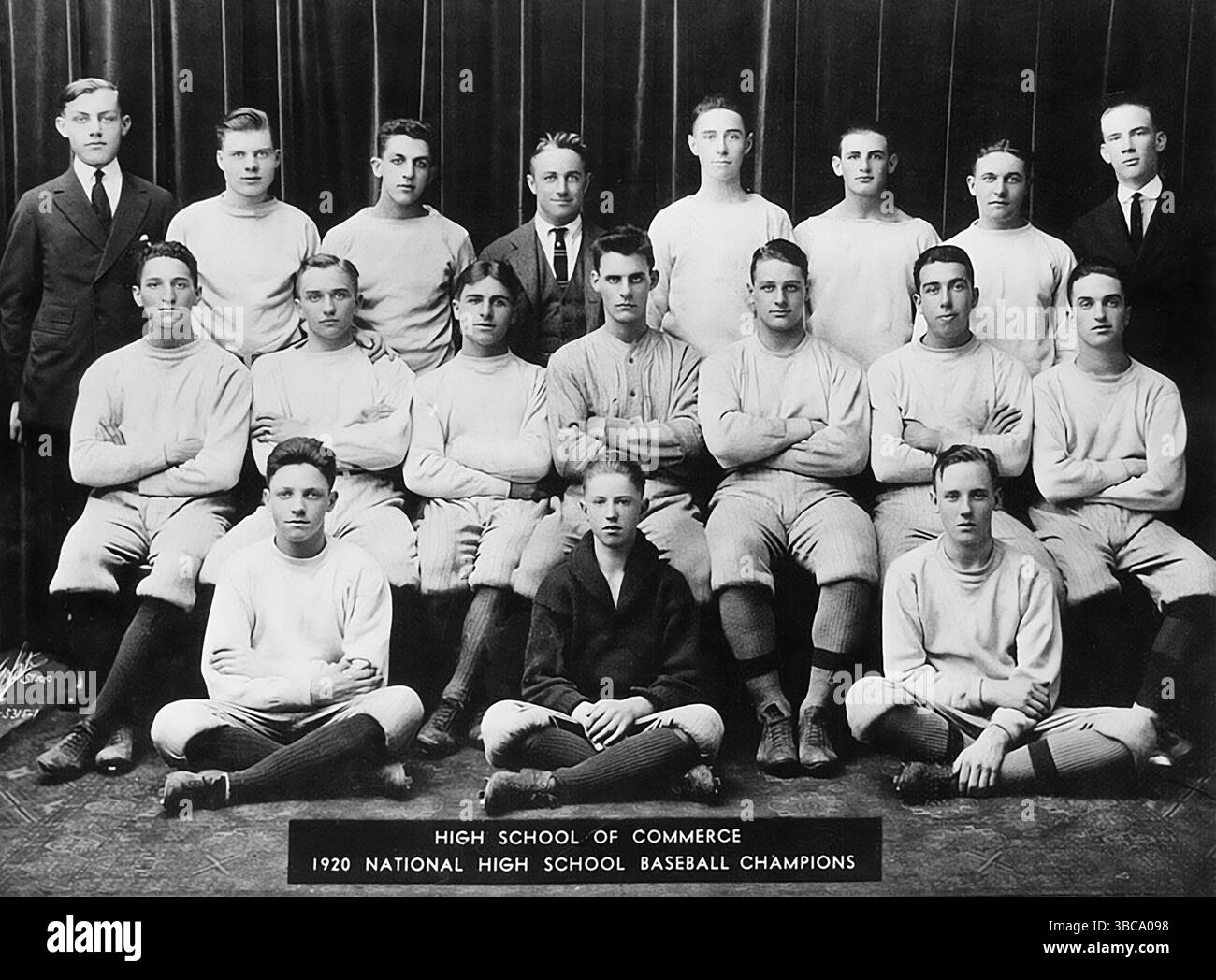 L'équipe de baseball de la New York School of commerce 1924. Cette équipe de lycée a un jeune Lou Gehrig (rangée du milieu, troisième à partir de la droite) Banque D'Images