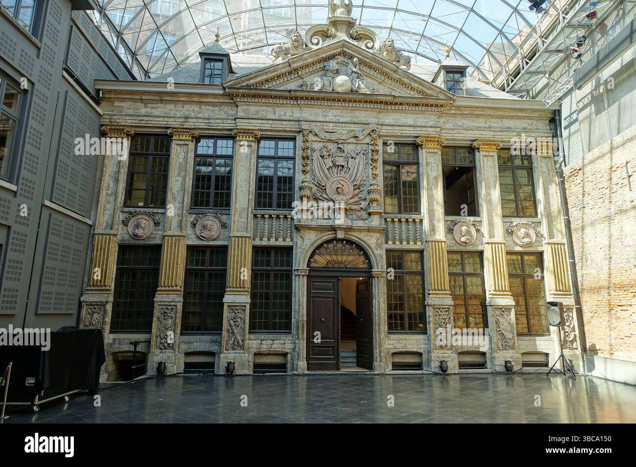 Une façade baroque du XVIIe siècle de résidence aristocratique a été conservée dans un théâtre bruxellois, le Bellone Banque D'Images