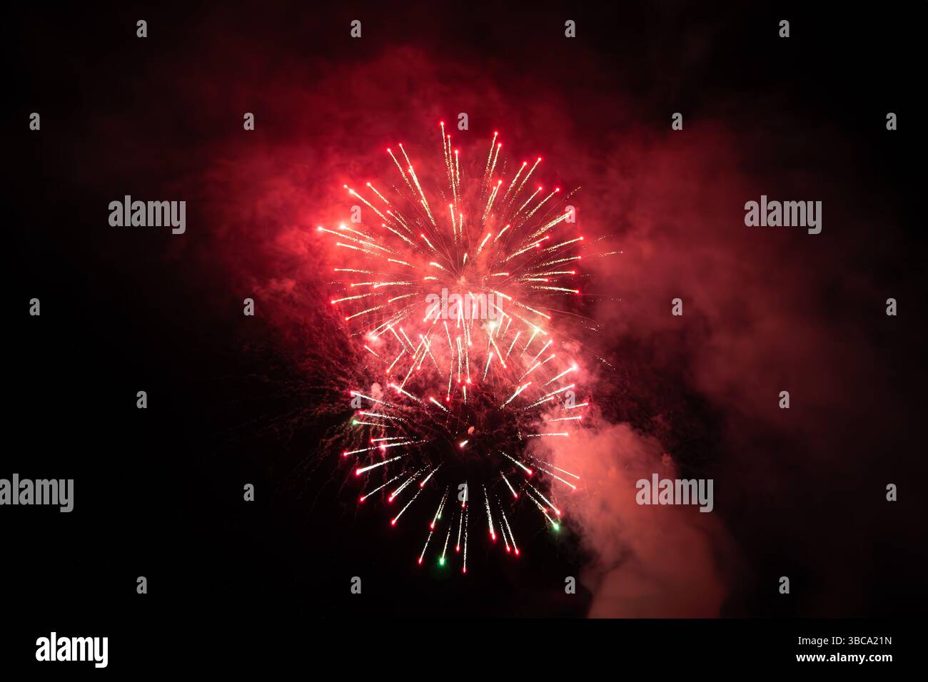feux d'artifice de célébration de noël. feu d'artifice rouge sur le ciel noir de nuit. fond de nouvel an festif Banque D'Images