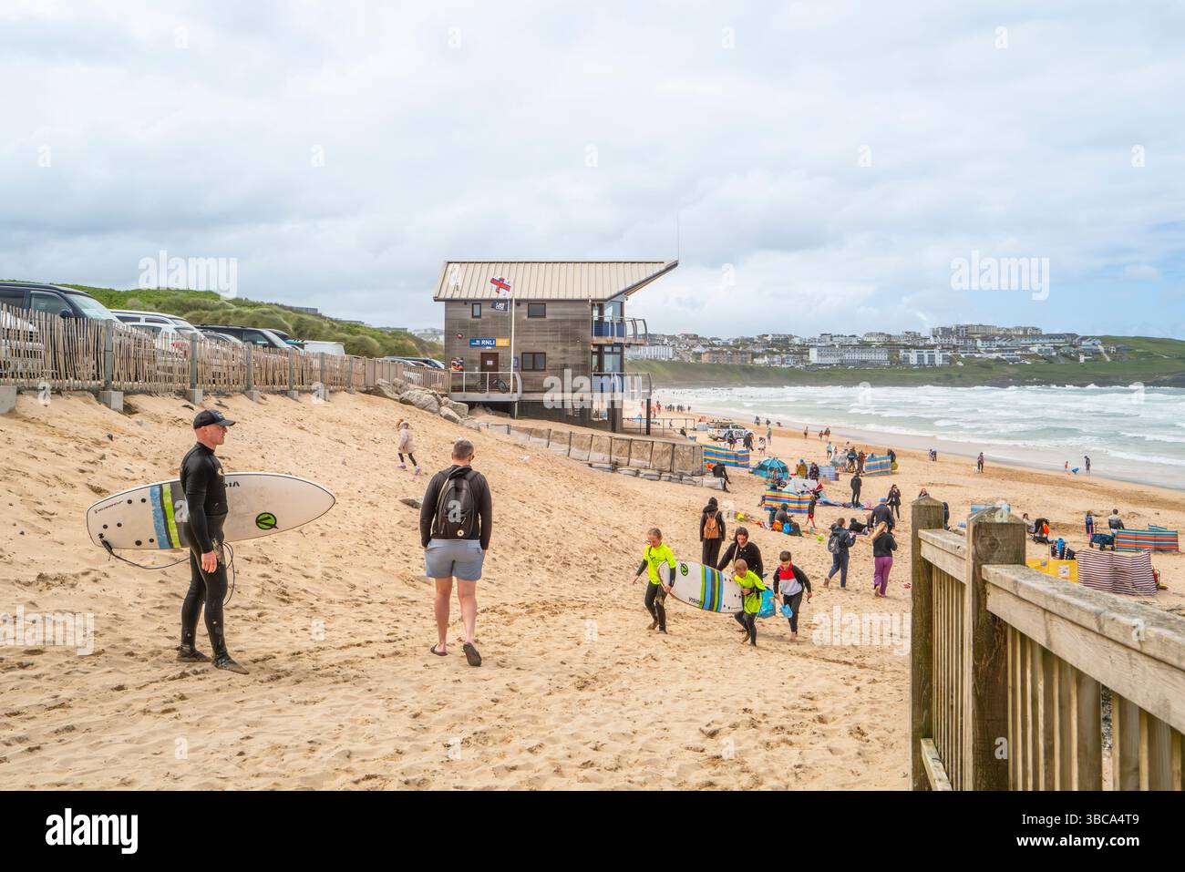 Vacanciers sur Fistral Beach à Newquay, en Cornouailles, au Royaume-Uni. Banque D'Images