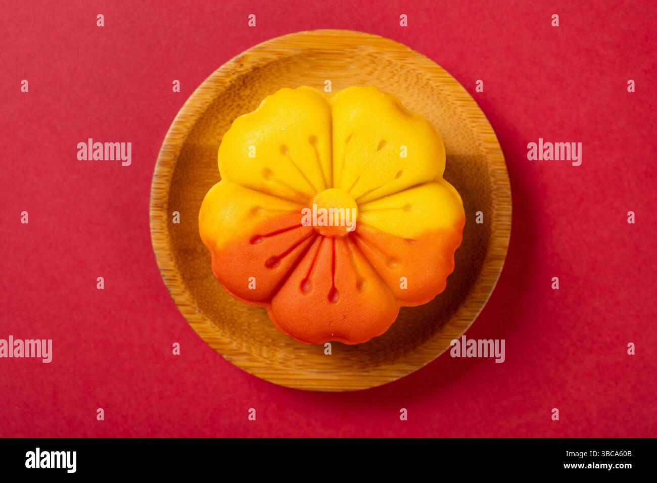 vue de dessus forme de fleur orange mooncake sur rouge Banque D'Images