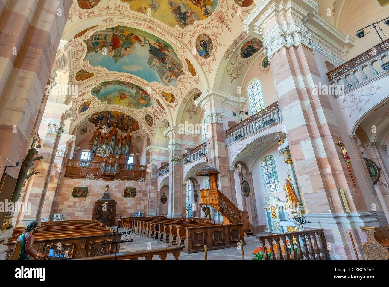 Intérieur baroque de l'église Saint Maurice dans le village d'Ebersmunster, Alsace, France. L'orgue construit de 1730 à 1732 par le célèbre facteur d'orgues an Banque D'Images