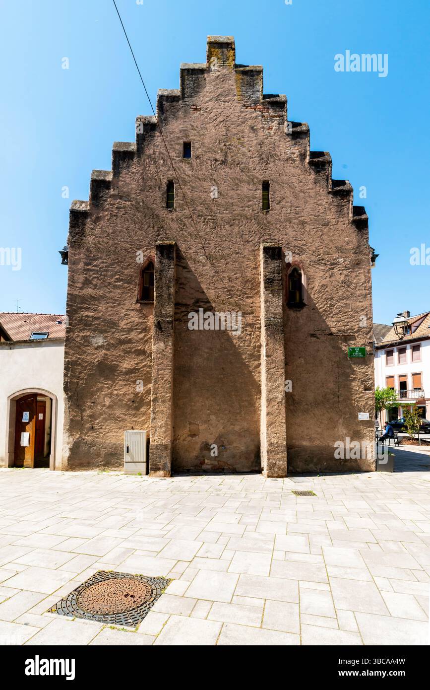 Pignon à gradins de grenier municipal mdieval, 15ème cetrury, dans le centre de Benfeld, Alsace. France. Banque D'Images