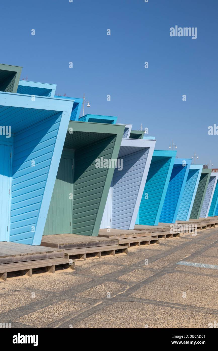 De nouvelles cabanes de plage sont construites à Lowestoft, Suffolk, Angleterre, Royaume-Uni, un jour ensoleillé de printemps Banque D'Images
