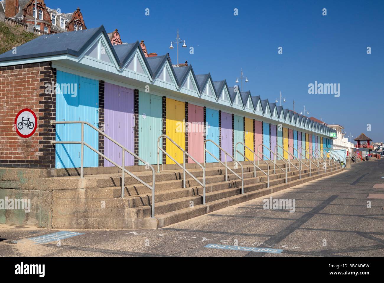Cabanes de plage colorées à Lowestoft, Suffolk, Angleterre, Royaume-Uni, par un jour ensoleillé de printemps Banque D'Images