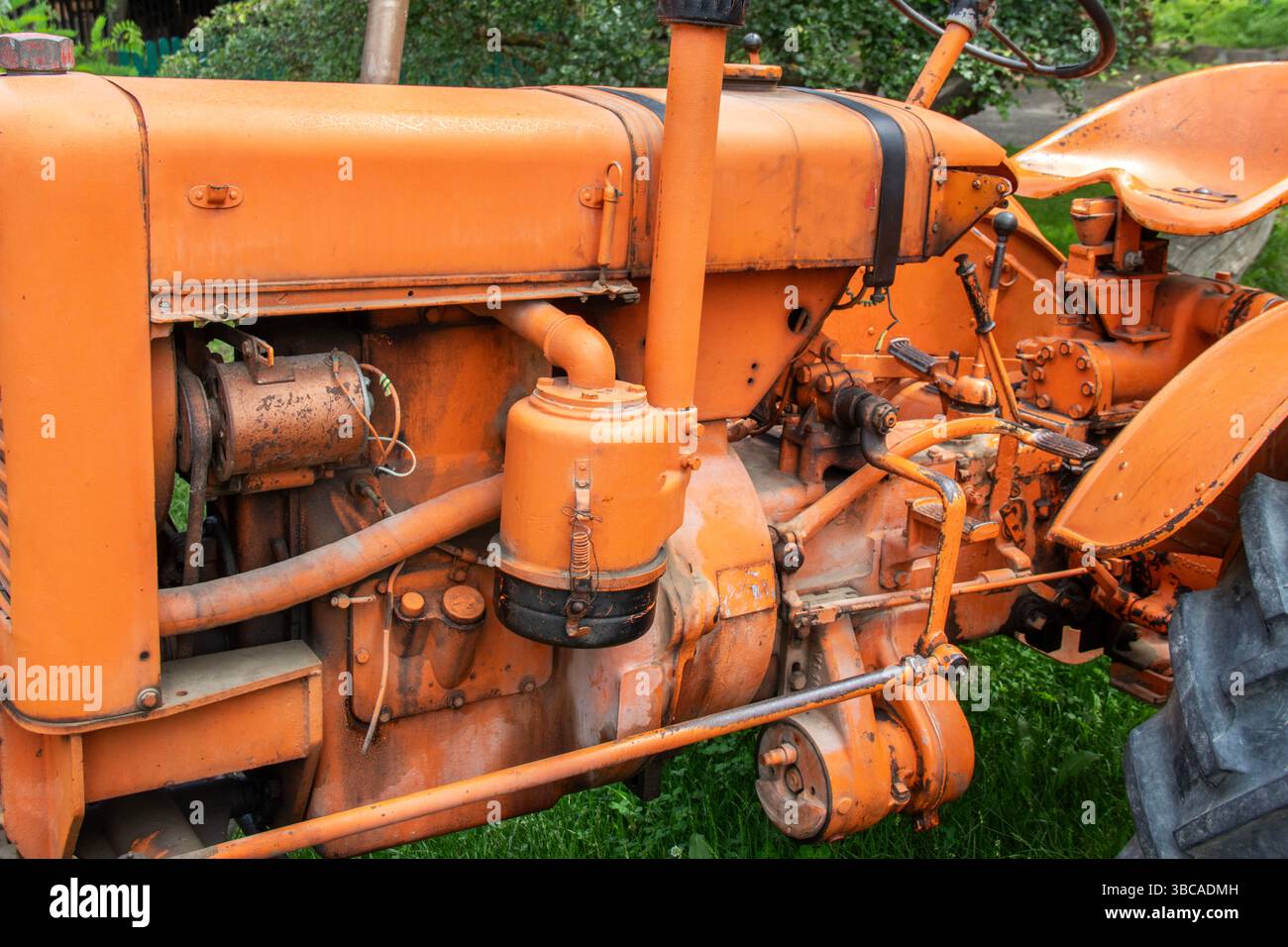 Moteur d'un vieux tracteur, vue avant en gros plan Banque D'Images